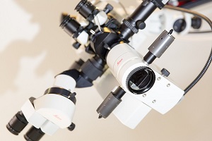 Операционный микроскоп Leica Позволяет хирургу наблюдать изображение структур глаза с высоким качеством.
