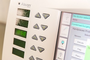 Accurus Surgical System Система для проведения витреоретинальых хирургических операций.